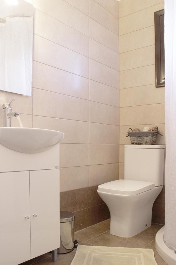 ארילס Ayerina First Floor Apartment מראה חיצוני תמונה